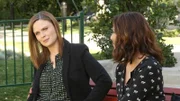 Als Brennan (Emily Deschanel, l.) mit Angela (Michaela Conlin) über ihre Probleme mit Booth spricht, beginnt sich das ungeborene Baby in ihrem Bauch zu regen.