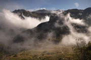 Aus der Zentralkordillere ragen 5.000 Meter hohe Vulkane, genannt Los Nevados – „die Schneeberge“. Der aktivste und gefährlichste unter ihnen ist der Nevado del Ruiz, dessen Gletscher im Hintergrund zu sehen ist.