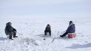 John und Teresa Pingayak mit ihrem Enkel, Asher Ulroan, beim Eisfischen. (National Geographic/Matt Kynoch)