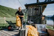 Hannes Höller beim Kartoffeln verladen
