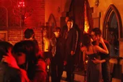 Tauchen bei ihren Ermittlungen in die Vampir-Szene ein: Richard Castle (Nathan Fillion, 3.v.r.) und Kate Beckett (Stana Katic, M.)
