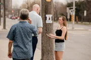 Drama-Rekonstruktion: Jill Gibides (r.) verteilt Vermissten-Poster ihrer Freundin Ivanice Harris und hofft, sie bald zu finden.