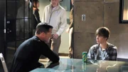 Nick (George Eads, li.) glaubt immer noch an das Gute in Jason McCann (Justin Bieber) und lässt den Jungen mit seinem Vormund Doktor Huxbee (Jude Ciccolella, hi.) ziehen.