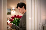Leon (Carl Bruchhäuser)  lässt Josie glauben, dass Pauls Rosen von ihm sind.