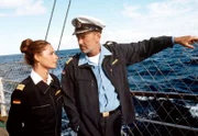 Der Kapitän Gregor Simonis (Miguel Herz-Kestranek) verhält sich kühl und abweisend gegenüber seiner Geliebten Dr. Karen Stendal (Christina Plate).