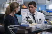 Dr. Meredith Grey (Ellen Pompeo, l.); Dr. Alex Karev (Justin Chambers, r.)