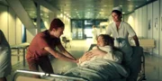Georg (Jonas Holdenrieder, l.) fängt Alex (Julia Jendroßek) im Krankenhaus ab, nachdem diese ihr Kind bekommen hat.  +++