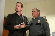 Der ehemalige Polizist, Morgan Cade (Dan Lauria, r.), der im Krankenhaus für Ordnung sorgen soll, möchte McGee (Sean Murray, l.) helfen, den Angreifer zu stoppen