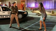 Officer Akers (Larry Sullivan) versucht Alison Stone (Jordin Sparks) in Schach zu halten, die offenbar gerade ihren Schüler Matthew ermordet hat...
