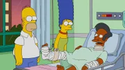Durch die Unfähigkeit von Chief Wiggum und einen folgenschweren Unfall, gerät Apus (r.) Zukunft in große Gefahr. Homer (l.) und Marge (M.) kümmern sich um ihn ...