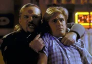 Der Gangster Fallon (Travis Tritt, l.) hat Jessie (Charlie Schlatter, r.) als Geisel genommen, um Steve zu erpressen.