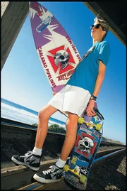 Ein junger Tony Hawk trägt mehrere bunte Swatch-Uhren, während er ein Skateboard und ein Surfbrett hält. Nummer 9 in unserer Top Ten der Gadgets, Swatch. (Bildnachweis: J Grant Brittain)