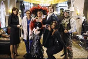Feiern eine Halloween-Party (v.l.n.r.): Kate Becket (Stana Katic), Kevin Ryan (Seamus Dever), Martha (Susan Sullivan), Castle (Nathan Fillion), Lanie (Tamala Jones) und Javier (Jon Huertas)