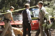 Patrick Jane (Simon Baker, M.) sieht sich den Tatort an, an dem eine junge Frau erstochen vorgefunden wurde ...