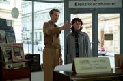 Hartmut (Julius Feldmeier) zeigt Toni (Mercedes Müller) seinen Elektrofachhandel.