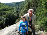 Helmut Pechlaner mit seinem Enkel Simon im Nationalpark Thayatal.