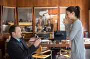 Lars Meckel (Matthias Ziesing, l.) macht Yasmin (Sophie Dal, r.) überraschend einen Heiratsantrag.