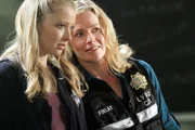 Morgan Brody (Elisabeth Harnois, l.) und Julie Finlay (Elisabeth Shue) bringen weibliche Perspektiven in die Ermittlungsarbeit des CSI-Teams ein.