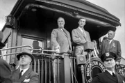 US-Präsident Roosevelt (2.v.l.) auf der Rückseite eines Zuges in Bismarck, North Dakota, am 27. August 1936: Für seinen Wahlkampf reiste er sechs Monate mit dem Auto und mit dem Zug durch über 30 Bundesstaaten und hielt Reden in mehr als 100 Städten.