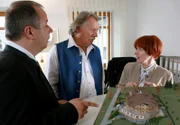 Bürgermeister Wegerer (Franz Buchrieser, Mitte) bespricht seine Pläne mit seiner Sekretärin Frau Dörfler (Barbara de Koy) und seinem Assistenten Windisch (Markus H. Eberhard).