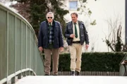 Hubert (Christian Tramitz, rechts) und Girwidz (Michael Brandner) haben ein vertrauliches Gespräch bei einem Spaziergang durch den Park.