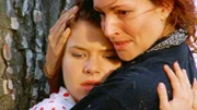 Nachdem Stevie (Simmone Mackinnon, r.) Rose (Basia A'Hern) aus einer misslichen Lage befreit hat, kommt es endlich zur Versöhnung zwischen Mutter und Tochter.