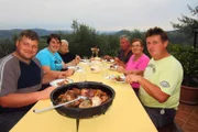Familie Tikel genießt Boškarin-Fleisch unter der Peka.