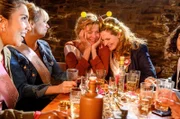 Toni (Diana Amft, Mitte re.) feiert Junggesellinnenabschied mit ihrer Mutter Heidi (Margarita Broich, Mitte) und ihren Freundinnen Maris (Fabienne Hesse, 2. v. li.), Charlie (Muriel Leonie Graf) und Andi (Nagmeh Alaei, re.).