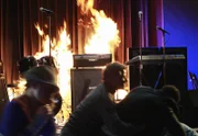 Plötzlich bricht ein Feuer auf der Bühne aus und bringt das Leben aller Anwesenden in Gefahr ...