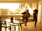 Ryan (Jonathan Togo) und Alexx (Khandi Alexander) versuchen sich vor dem Feuer, das am Tatort ausgebrochen ist, in Sicherheit zu bringen.