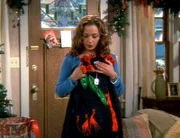 Carrie (Leah Rimini) kann es nicht fassen. Diese bunte und sehr extravagante Jacke ist das Weihnachtsgeschenk, das sie von Doug bekommen hat...