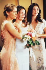 Phoebe (Alyssa Milano, l.) und Prue (Shannen Doherty) sind Pipers (Holly Marie Combs, M.) Brautjungfern.