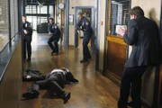 Auf dem Polizeipräsidium: Dick (Jay R. Ferguson, l.) wurde erschossen, da er drauf und dran war Castle (Nathan Fillion, r.), zu erschießen...