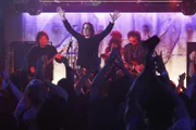Auf einem Konzerts der legendären Heavy-Metal-Band "Black Sabbath" mit Leadsänger Ozzy Osbourne (M.), treffen sich die CSI-Ermittler mit einem Journalisten.