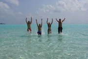 Von links: Reiseleiter Bernd, Deck-Kadett Christian und die Passagiere Daniela und Lukas genießen einen Badeausflug auf die Insel Madhoo, Malediven.