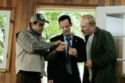 Monk (Tony Shalhoub, li.) verblüfft Lt. Disher (Jason Gray-Stanford, Mi.) und Capt. Stottlemeyer (Ted Levine) mal wieder mit seinem Scharfsinn.