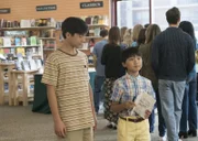 Jessica versucht, vor ihren Söhnen Emery (Forrest Wheeler, l.) und Evan (Ian Chen, r.) ein Geheimnis zu wahren, was sie schließlich auf eine Verschwörungstheorie stoßen lässt ...
