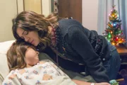Familie Pearson muss an Weihnachten ins Krankenhaus, weil Kate (Mackenzie Hancsicsak, l.) eine Blinddarmentzündung hat. Rebecca (Mandy Moore, r.) ist besorgt um ihre Kleine ...