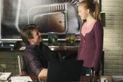 Alexis (Molly C. Quinn, r.) fragt ihren Vater (Nathan Fillion, r.) bezüglich der attraktiven Polizistin Kate Beckett aus ...
