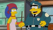 L-R: Um sich etwas dazuzuverdienen, heuert Marge  als Tatortreinigerin an. Doch wird Chief Clancy Wiggum  mit ihr zufrieden sein?