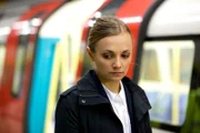 Ein Obdachloser kommt in einer Londoner U-Bahn-Station auf tragische Weise zu Tode. Lana Sutherland (Leila Mimmack) ist die einzige Zeugin. Doch etwas an ihr macht die Ermittler skeptisch.