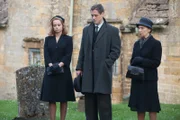 Alice Armstrong (Alice Henley, l.), Peter Royce (Andrew Knott, M.) und Hilda Magnus (Lynne Verrall, r.) bei der Beerdigung von Alices Mutter.
