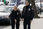 Eddie Janko (Vanessa Ray, l.); Officer Rachel Witten (Lauren Patten, r.)