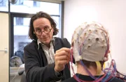 Tom Fritz im Max-Planck-Institut für Kognitions- und Neurowissenschaften in Leipzig. Hier untersucht er mit einem EEG, wie man mit Gedanken statt mit Bewegungen das Musikfeedback steuern kann.