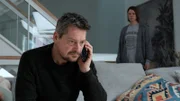 Kessel (Fritz Karl, l.) telefoniert mit Schukri, als Voss kommt und auf Claire (Jessica Schwarz, r.) einredet. Claire belauscht Kessel während seines Telefonats.