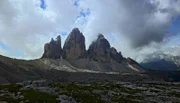 Diese drei markanten Felstürme gehören zu den bekanntesten Gesteinsformationen der Dolomiten. Die Große Zinne (Mitte) überragt mit 2999 m die beiden anderen Zinnen. Weitere Fotos erhalten Sie auf Anfrage.