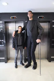 Sultan Kösen, der größte Mann der Welt. Wie lebt es sich mit 2,51 Metern?