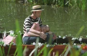 Oliver (Patrik Fichte, l.) macht mit Bianca (Tanja Wedhorn, r.) einen romantischen Ausflug auf den See.