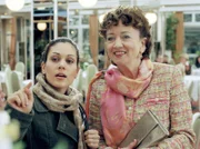 Yasmin (Burcu Dal, links) begleitet "Lockvogel" Iris (Barbara Focke) bei ihrer Suche nach dem vermeintlichen Heiratsschwindler.