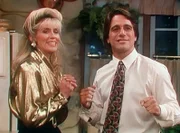 Tony (Tony Danza, r.) und Angela (Judith Light, l.) feiern im Büro einen vielversprechenden Werbeauftrag ...